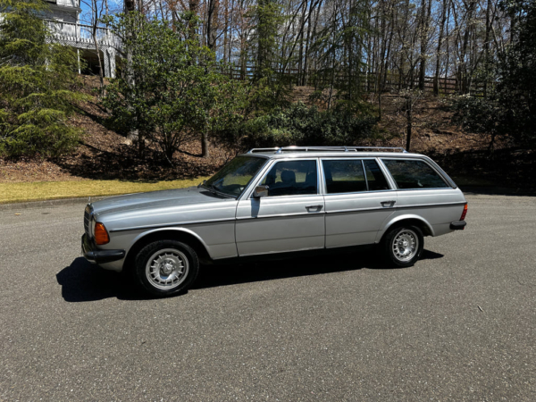 1984 Mercedes Benz 230TE - Classic German Luxury Station Wagon with Immaculate Condition - Image 21